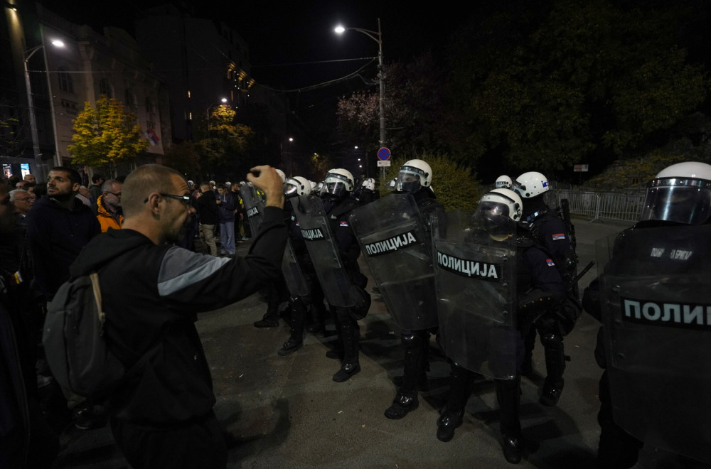 Blokaderi tukli policiju i jedni druge; Kako je izgledao 15. mart u Beogradu FOTO