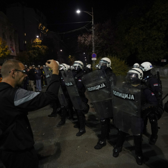 Blokaderi tukli policiju i jedni druge; Kako je izgledao 15. mart u Beogradu FOTO