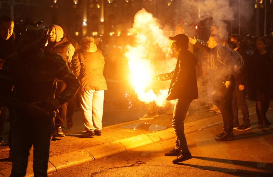 Blokaderi tukli policiju i jedni druge; Kako je izgledao 15. mart u Beogradu FOTO