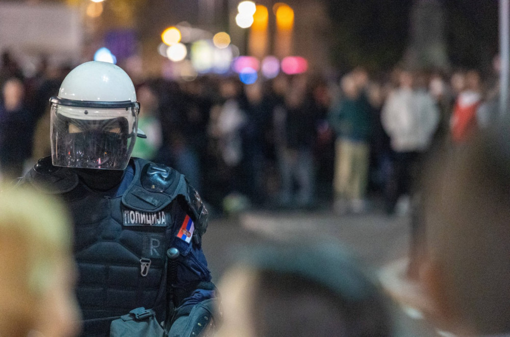 Napad na policiju zbog "Ćacilenda": Devojka nožem nasrnula na policajca