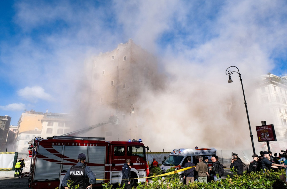 Horror in Rome: Part of tower near the Colosseum collapses; People trapped under the rubble PHOTO/VIDEO
