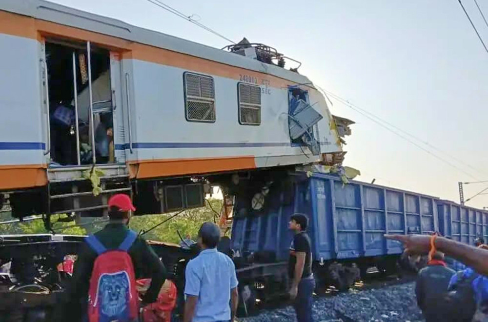 Stravičan sudar vozova, najmanje osmoro mrtvih; Lokomotiva naletela na vagon FOTO