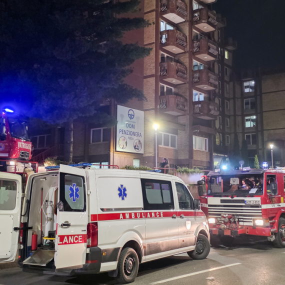 Stravične scene u Tuzli: Hitna pomoć iznosi povređene; Porodice štićenika ispred doma, traže informacije VIDEO