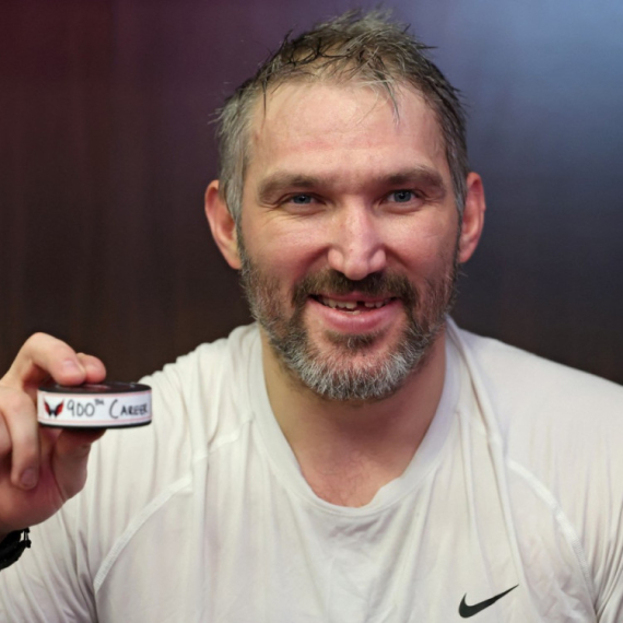 Ovečkin postigao 900. gol u NHL – golman sakrio jubilarni pak u pantalone VIDEO