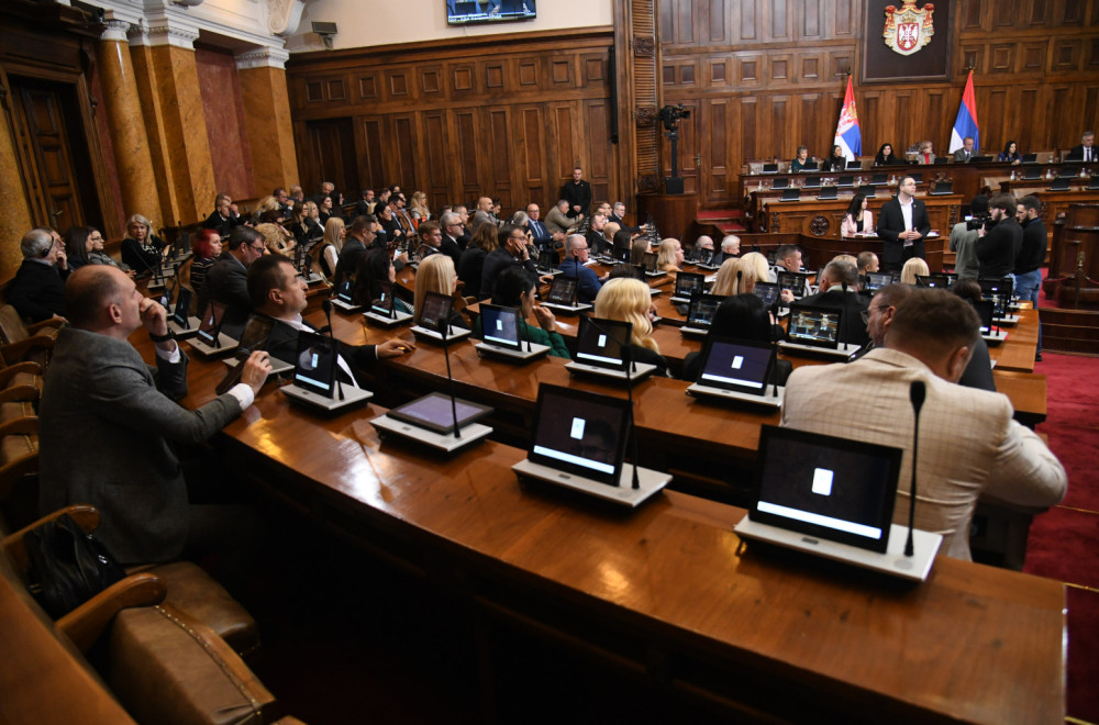 Usvojen dnevni red Druge redovne sednice; Poslanici raspravljali o 40 tačaka; Nastavak sutra u 10 sati
