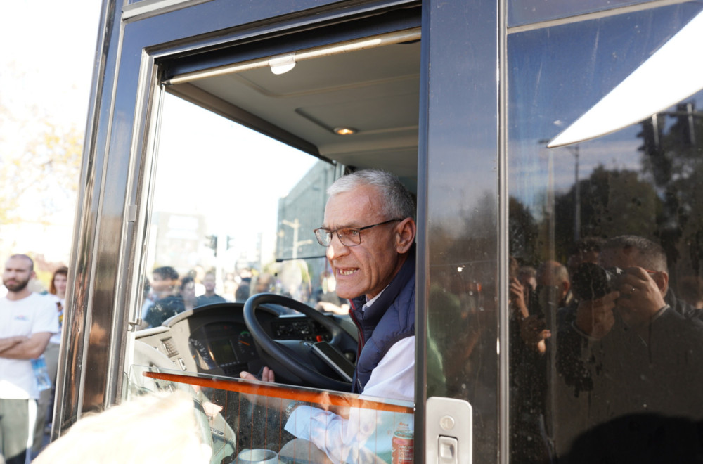 Pozivaju na odgovornost pa beže: Jaćimovićev autobus udario vozilo pa pokušao da napusti lice mesta