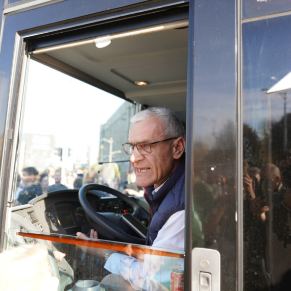 Pozivaju na odgovornost pa beže: Jaćimovićev autobus udario vozilo pa pokušao da napusti lice mesta