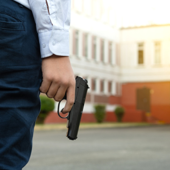 Nišlija pretio replikom pištolja muškarcu na ulici i tražio mu novac