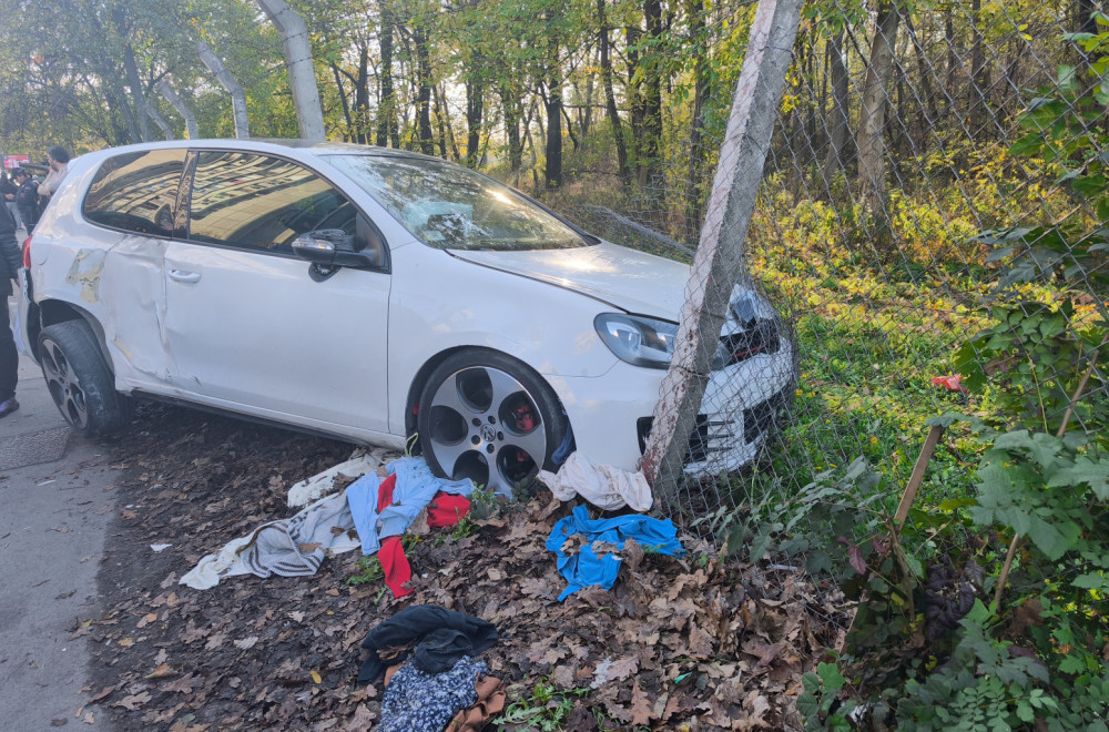 Prve fotografije sa mesta nezgode na Banjici: Povređene dve žene FOTO