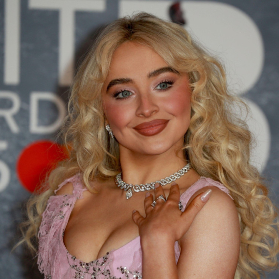 Sabrina Karpenter je nova "Alisa u zemlji čuda"