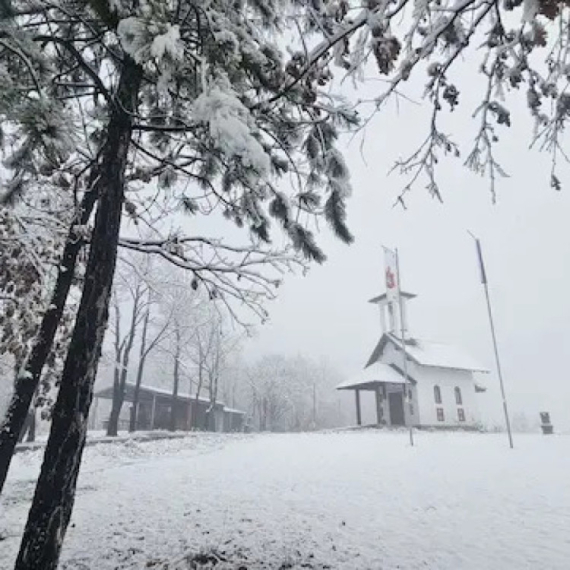 Kao iz bajke: Mala crkva na padinama Suvobora pod prvim snegom FOTO
