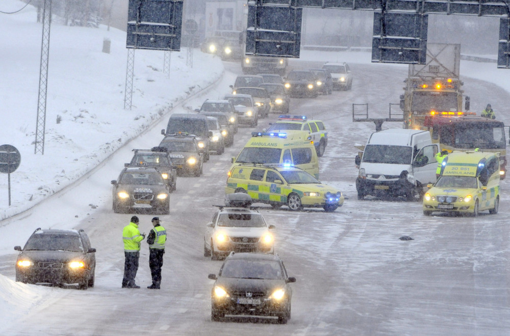 Autobus sa oko 50 putnika proklizao na snegu; Putnici hospitalizovani FOTO