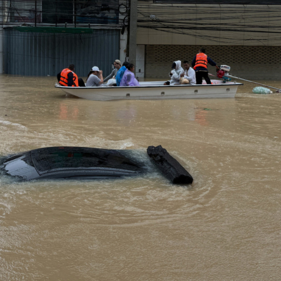 Regionalna katastrofa: Poplave zatvorile škole, prekinule saobraćaj i raselile hiljade ljudi VIDEO