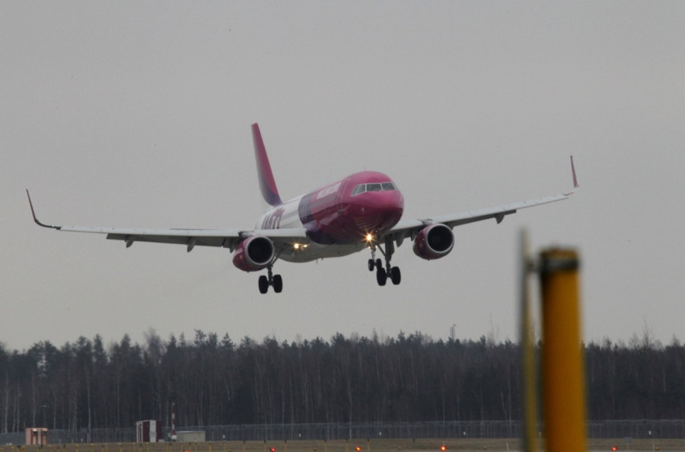 Avion nije mogao da sleti, kružio dva sata iznad aerodroma – hitno preusmeren FOTO