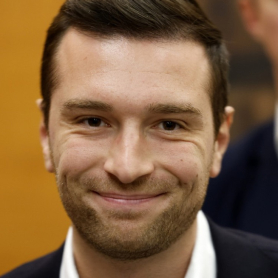Bez diplome, ali sa milionima pratilaca: Mladi desničar preti da postane lider Francuske