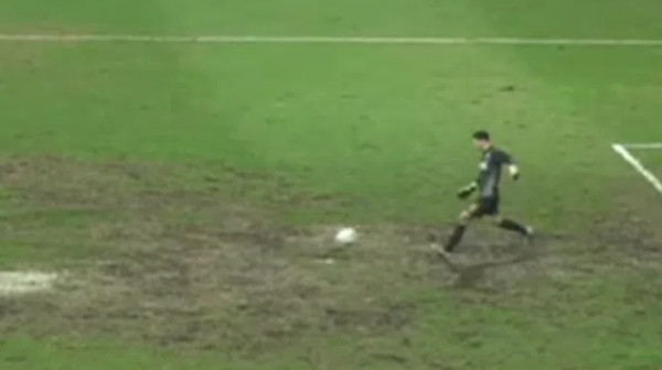 Novi komičan gol u Crnoj Gori – da li će biti vredan titule? VIDEO
