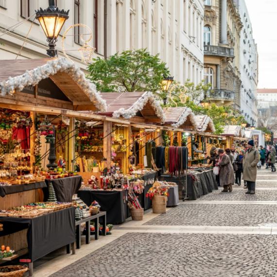 Božićni market u gradu koji Srbi masovno posećuju: Hrana na štandovima skuplja nego u restoranima FOTO