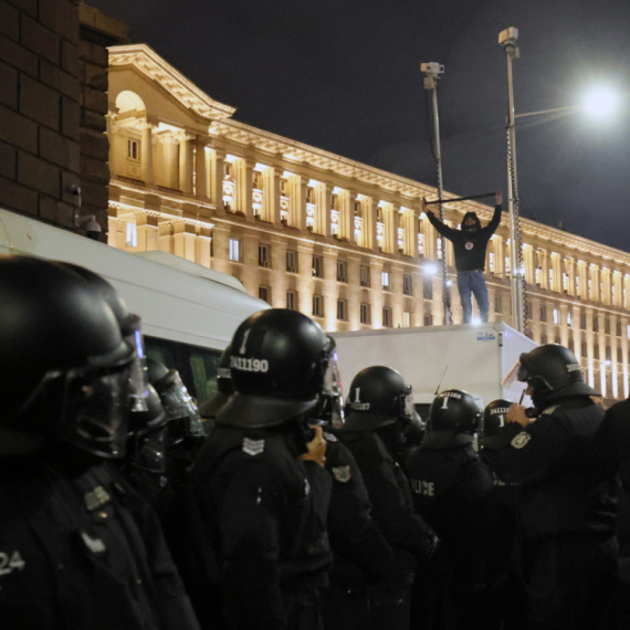 Bugari izašli na ulice; Na protestu i veliki plišani medved FOTO/VIDEO