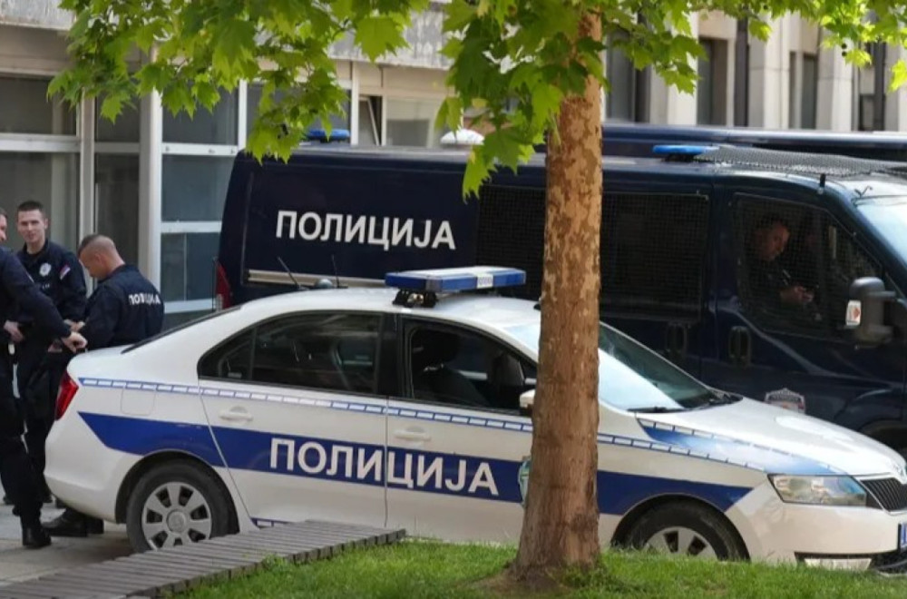 Sin monstrum pred tužiocem: Majku istukao, pa joj zabio nož u vrat