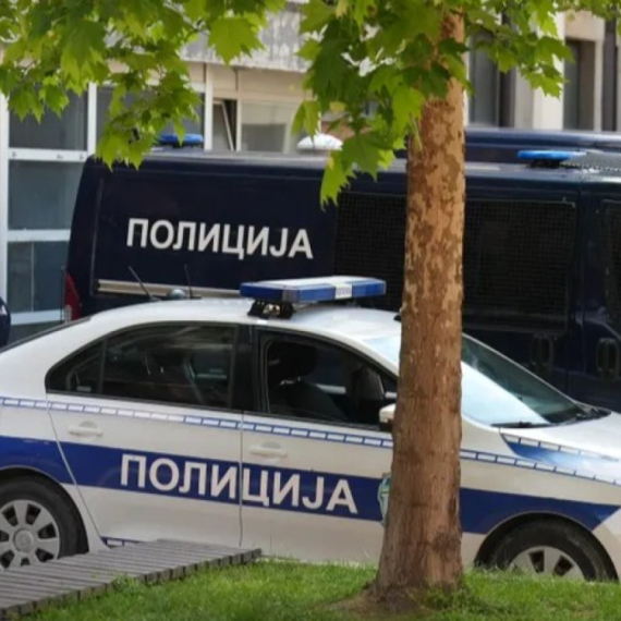 Sin monstrum pred tužiocem: Majku istukao, pa joj zabio nož u vrat