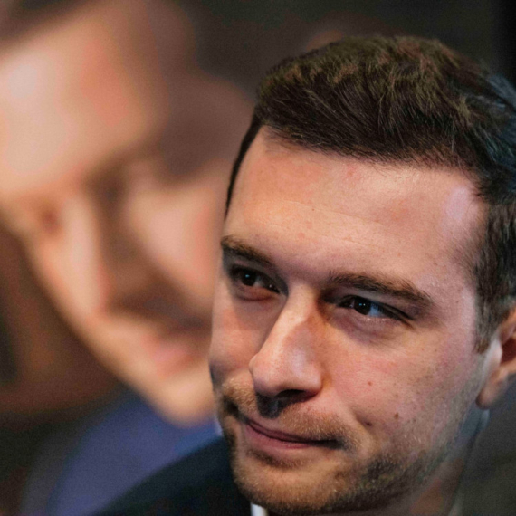 Šok u Francuskoj: Bardela najavio uklanjanje zastave EU sa Jelisejske palate
