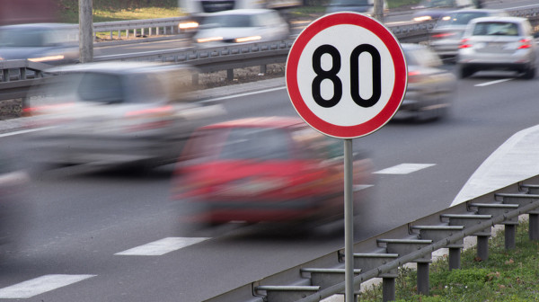 Vozila BMW 220 na sat na putu gde je dozvoljeno 80! VIDEO