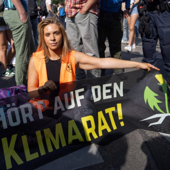 Austrija proteruje zelenu blokaderku "Klimu Šakiru"