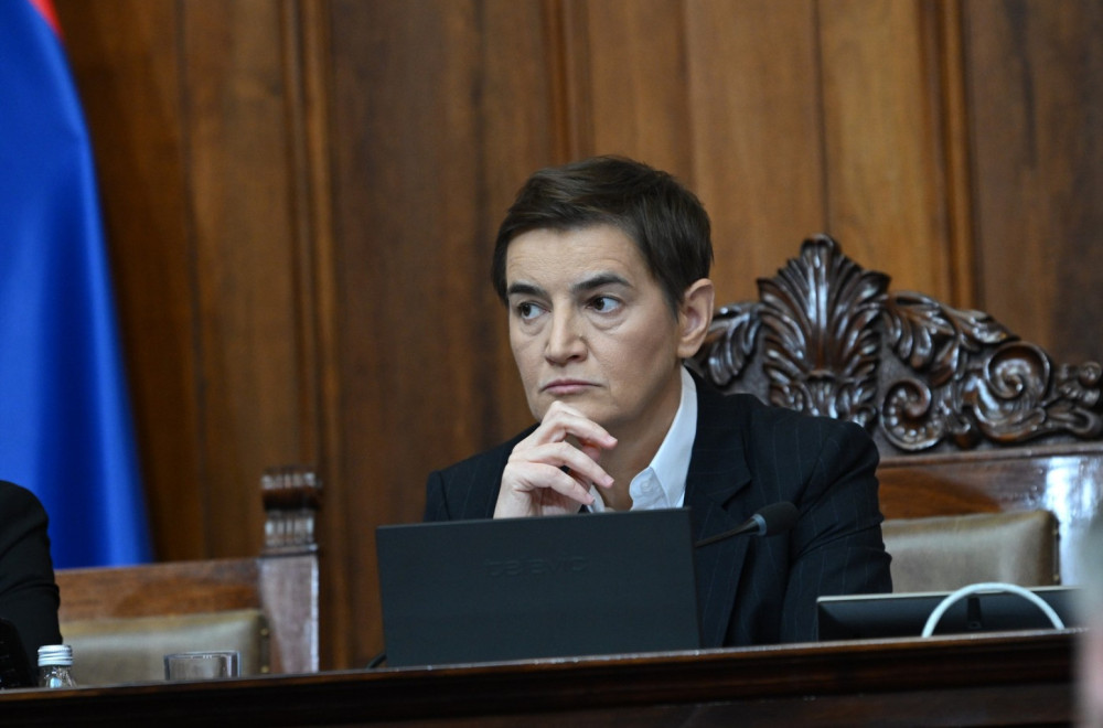 Brnabić Parandiloviću: "Spavate duže nego osmomesečna beba i za to uzmete platu" VIDEO