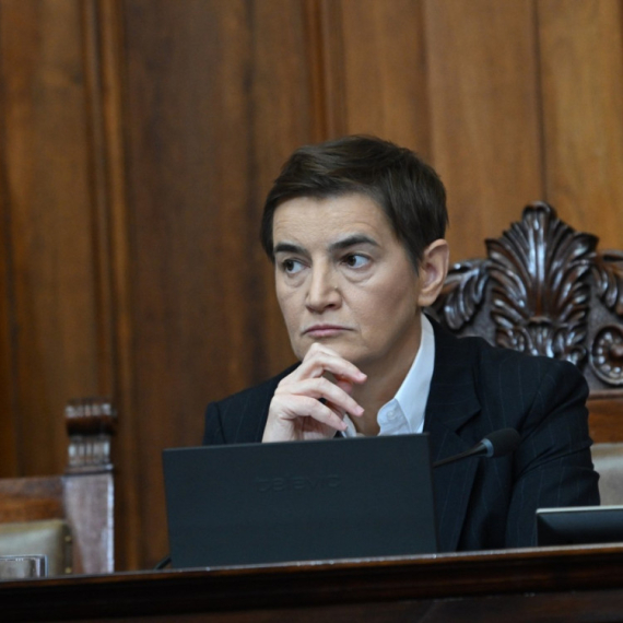 Brnabić Parandiloviću: "Spavate duže nego osmomesečna beba i za to uzmete platu" VIDEO