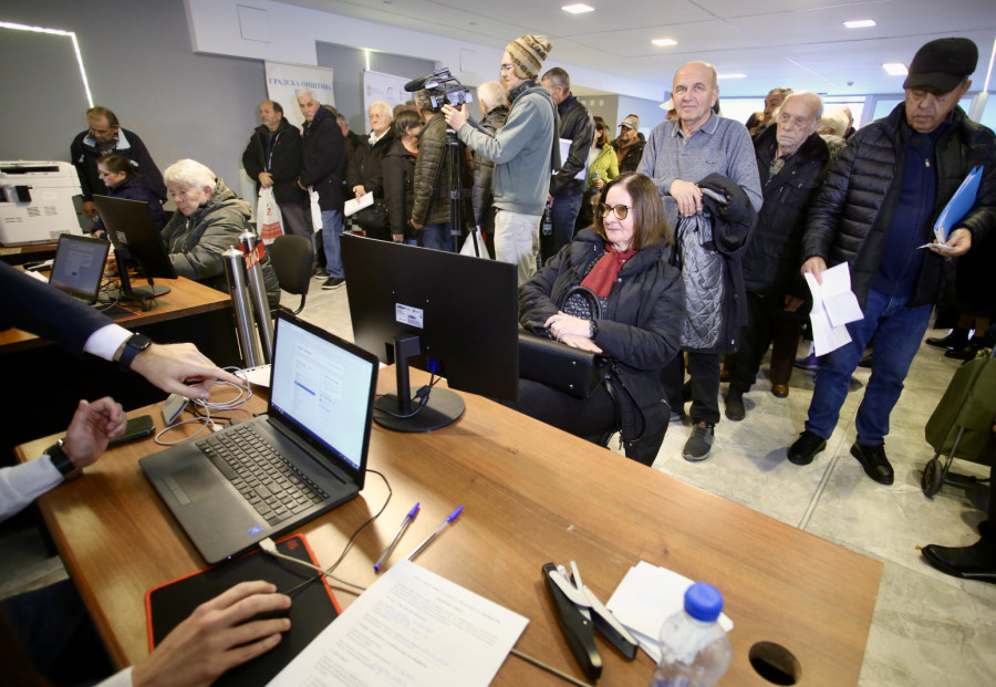 Neverovatan prizor, dugi redovi za legalizaciju: Prvog dana zahtev podnelo 19.000 građana FOTO