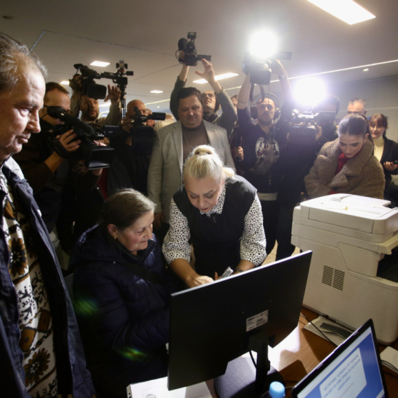 Neverovatan prizor, dugi redovi za legalizaciju: Prvog dana zahtev podnelo 19.000 građana FOTO