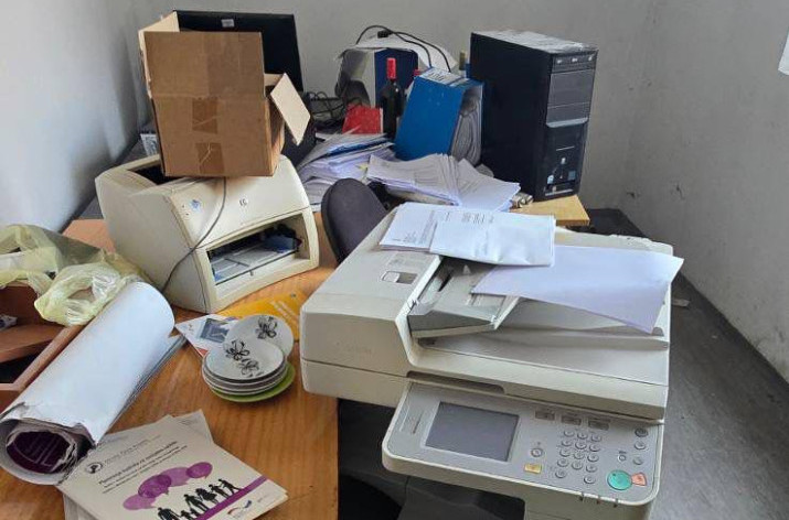 Srbi zatekli haos u zgradi opštine Zubin Potok: Nameštaj i oprema potpuno uništeni FOTO