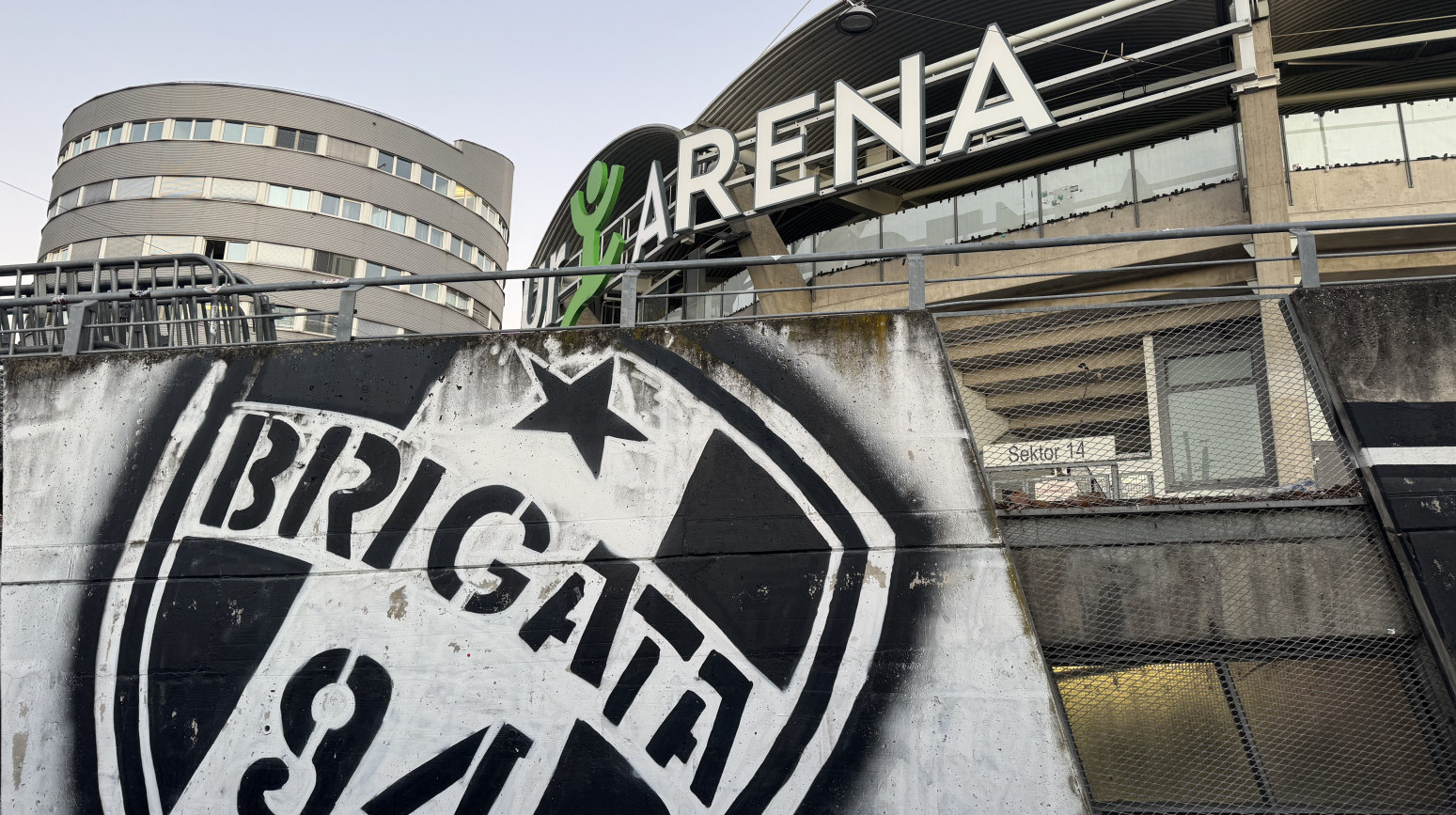 Stadion "Arnold Švarceneger" – e, pa ne može FOTO/VIDEO