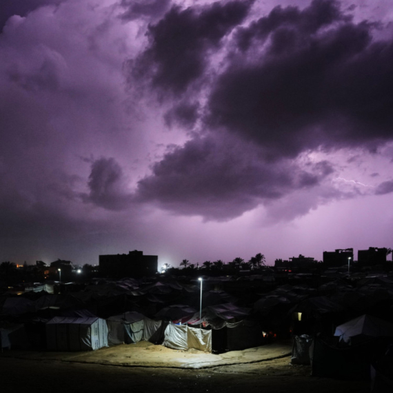 Katastrofa u Gazi; Kiša probila kampove, beba preminula FOTO