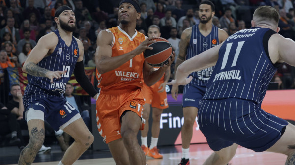 Efes tone i bez Kokoškova – sigurna pobeda Valensije uz rekord Tejlora