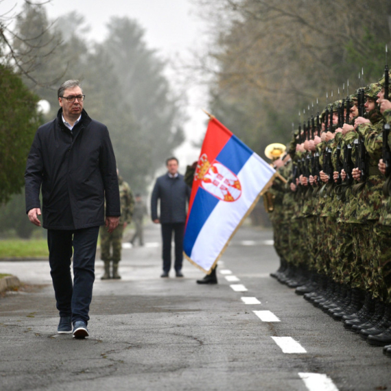 Vučić: Samo jaka vojska je garant mira, nastavićemo da ulažemo u bezbednosne snage Srbije FOTO