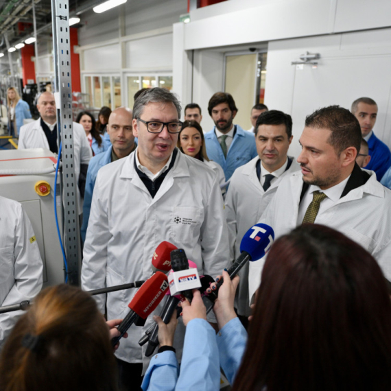 Vučić obišao fabriku Integrated Micro-Electronics: "Za samo sedam godina sa 50 na 716 zaposlenih" VIDEO