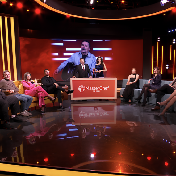 Pojavio se iznenada, zasvirao gitaru i sve ostavio u neverici: Keba zapevao u stilu MasterChefa VIDEO