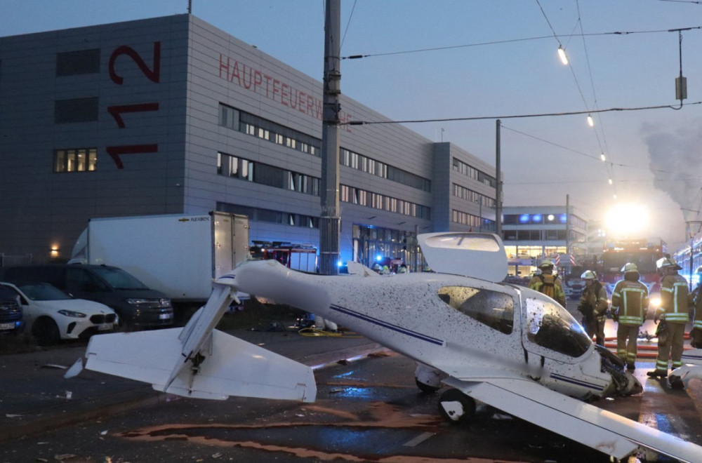 Drama u Manhajmu: Avion prinudno sleteo na ulicu VIDEO