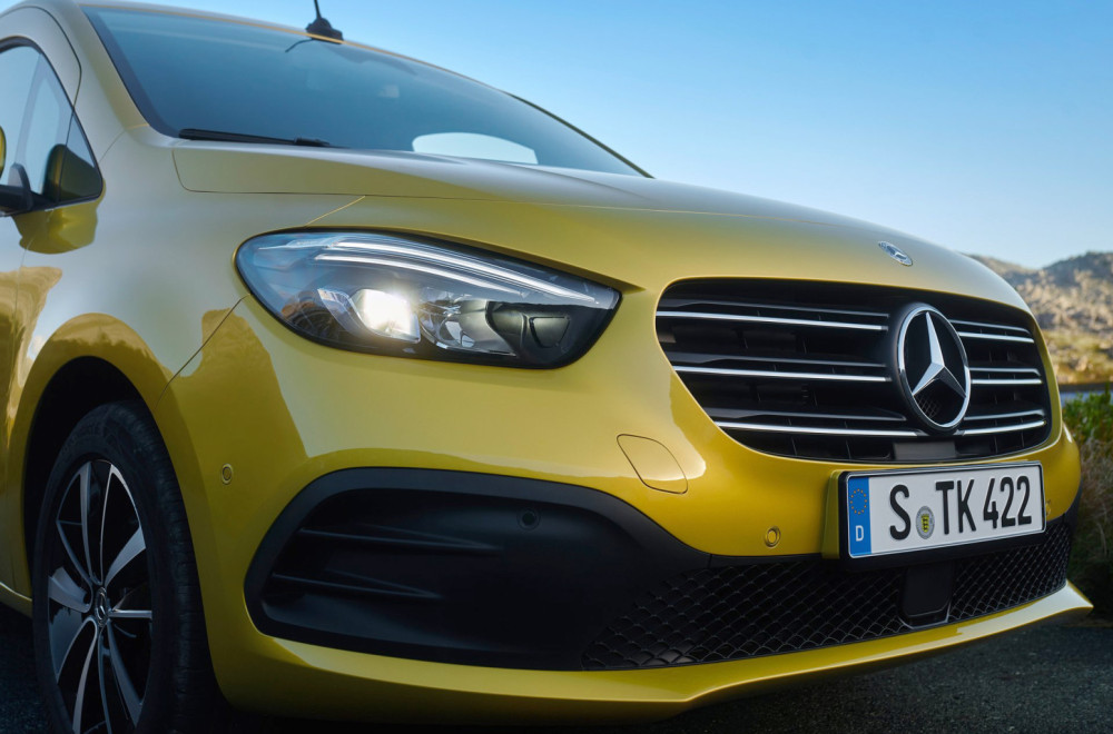 Zamena oštećenih farova vam je preskupa? Mercedes ima rešenje