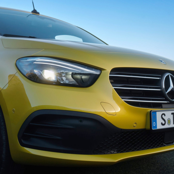 Zamena oštećenih farova vam je preskupa? Mercedes ima rešenje