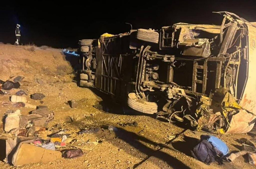 Horor na auto-putu; Autobus probio ogradu i prevrnuo se – mrtvi na sve strane FOTO/VIDEO