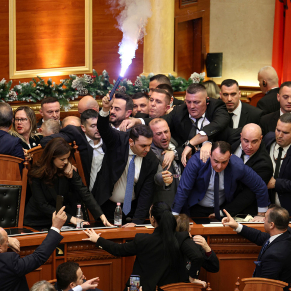Bakljada, polivanje vodom i guranje: Totalni haos u Parlamentu Albanije FOTO/VIDEO