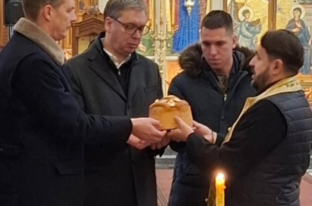Vučić obeležio Svetog Nikolu lomljenjem kolača; Iz crkve poručio: Srećna slava svima koji slave FOTO