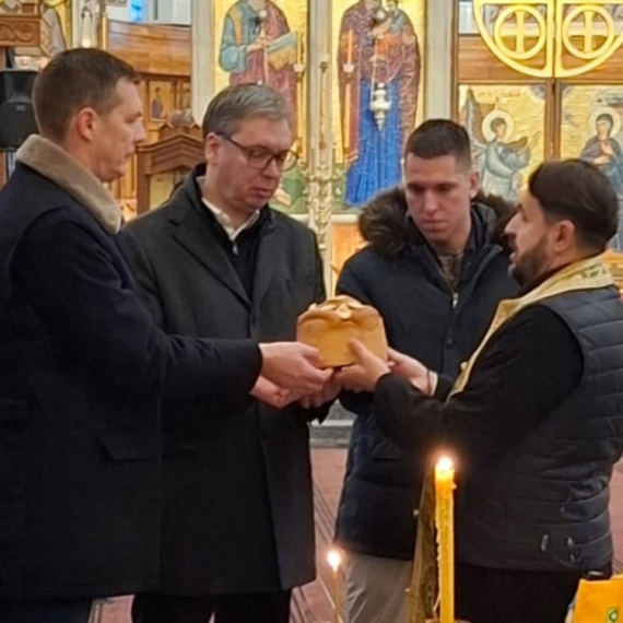 Vučić obeležio Svetog Nikolu lomljenjem kolača; Iz crkve poručio: Srećna slava svima koji slave FOTO