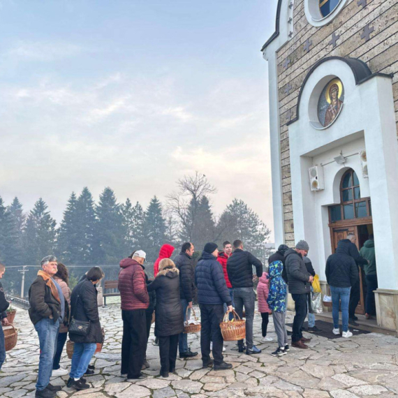 Prelepe slike ispred crkve za Svetog Nikolu
