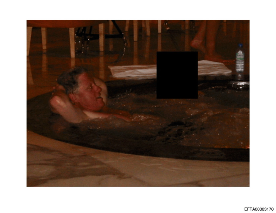 Bil Klinton u haljiini i štiklama: Jezive fotografije iz Epstajnovih fajlova šokirale svet FOTO