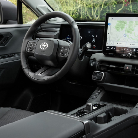 Tačskrin u automobilu je veoma opasan, ali može da bude bezbedniji! Kako?