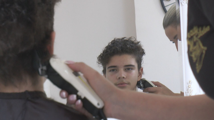 Za ovog dečaka treba da čuje cela Srbija: Lazar (13) se nije šišao čitav život, sada oduševio sve FOTO