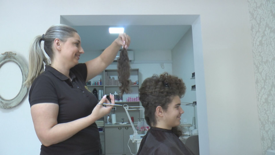 Za ovog dečaka treba da čuje cela Srbija: Lazar (13) se nije šišao čitav život, sada oduševio sve FOTO
